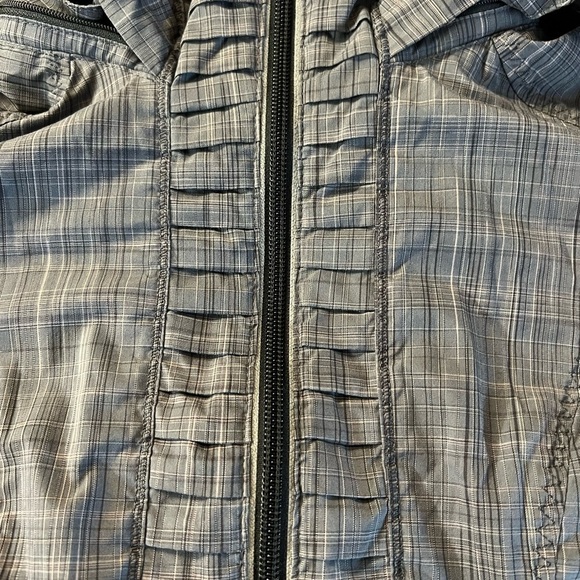 LULULEMON WOMENS GRAY & BLUE HOODED RUCHED ATHLETIC JACKET ESTIMATED SIZE 8 - Picture 11 of 15